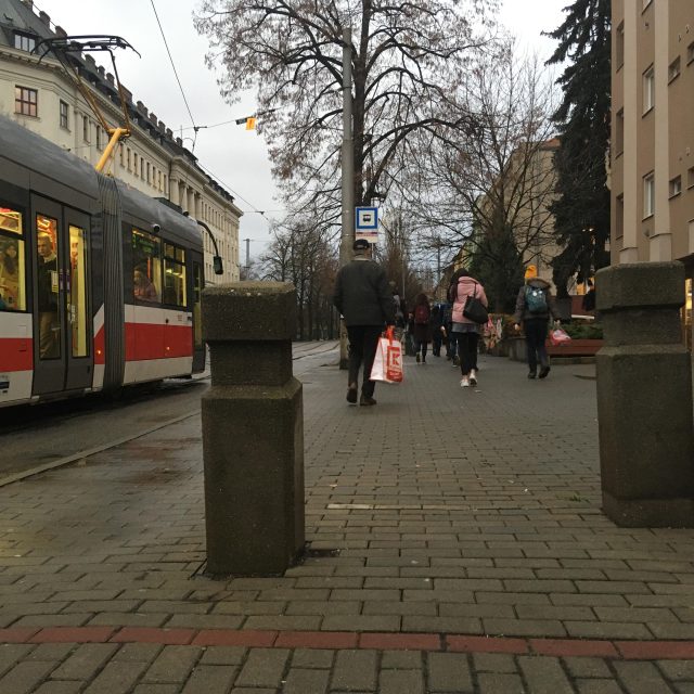 Kamenné sloupky jsou uprostřed chodníku umístěny bez většího smyslu | foto: Tomáš Kremr,  Český rozhlas