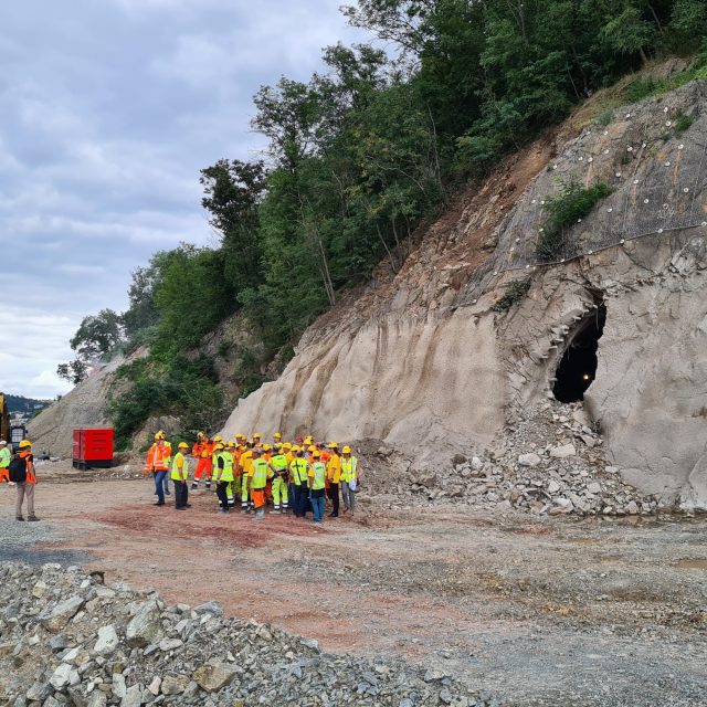 Silničáři v Brně prorazili nový tunel ve skále pod Wilsonovým lesem | foto: Tomáš Kremr,  Český rozhlas