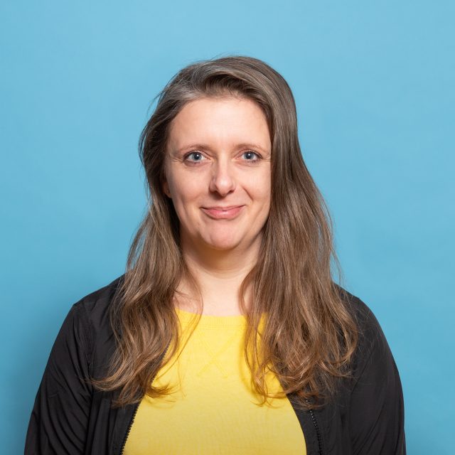 Vyčerpaný táta,  děti spí | foto: Flickr - Paul,  CC BY-SA 2.0