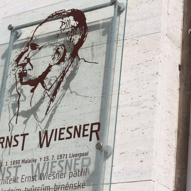 Pamětní deska Ernasta Wiesnera na budově Českého rozhlasu Brno. Portrét na něm vznikl podle kresby Rudolfa Kundery. | foto: Ludmila Opltová,  Český rozhlas