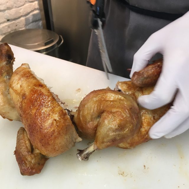 Pečené kuře naporcujeme | foto: Patrik Rozehnal,  Český rozhlas