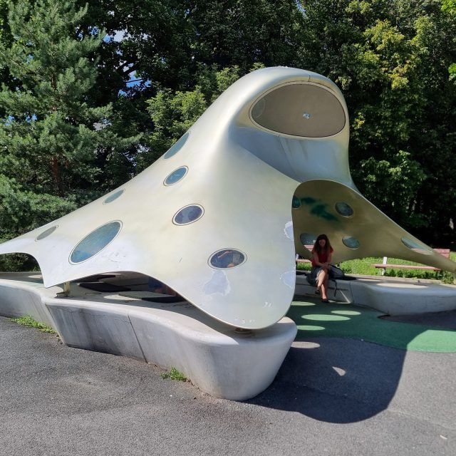 Oko nad Brnem. Autobusová zastávka ve tvaru zmenšeného blobu Jana Kaplického | foto: Zdeněk Truhlář,  Český rozhlas