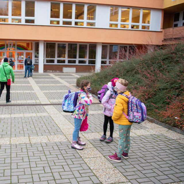 Děti s rouškou u školy | foto: Jan Salač,  MAFRA / Profimedia