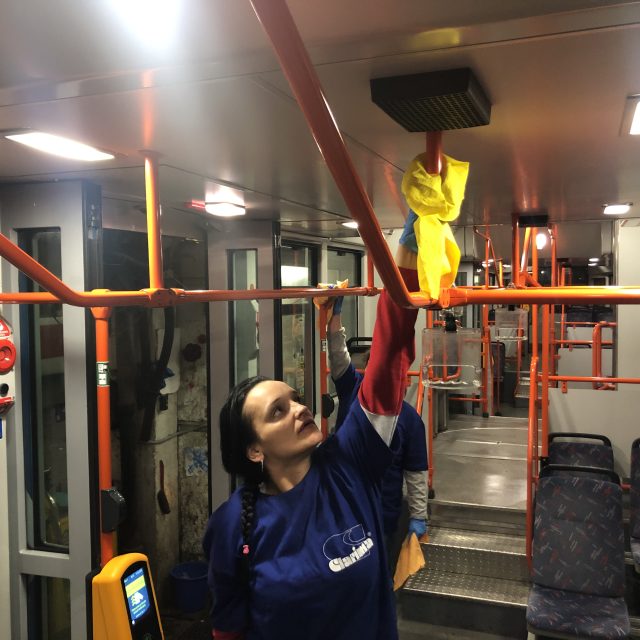 Brněnský dopravní podnik posiluje úklidové čety a přistupuje k přísnějším hygienickým opatřením | foto: Petr Tichý,  Český rozhlas