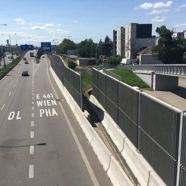 Silničáři postavili další protihlukové stěny u Královopolského tunelu v Brně | foto: Tomáš Kremr,  Český rozhlas
