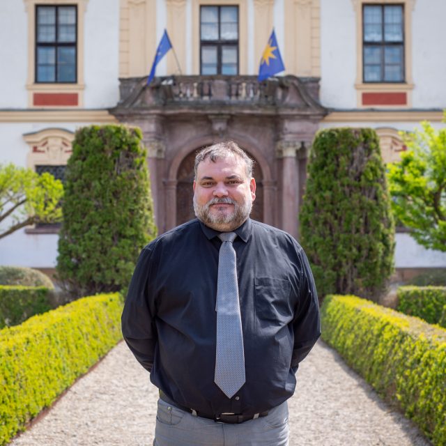 Jiří Sternberg před svým zámkem v Jemništi | foto: Martin Čuřík