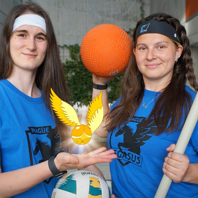 Anežka Chodounská  (vlevo) a kapitánka famfrpálového týmu Prague Pegasus Nikki Severin | foto: Kateřina Perglová,  Český rozhlas