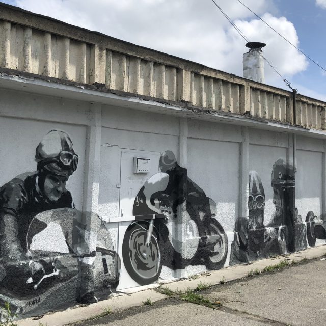 Na historii světového závodiště upozorňuje graffiti na sto metrů dlouhé zdi tehdejšího depa | foto: Ludmila Opltová,  Český rozhlas