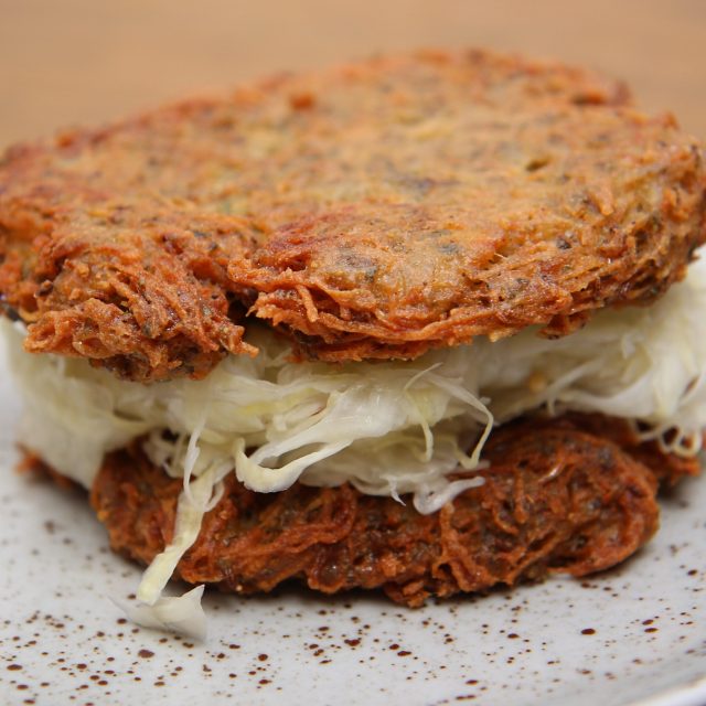 Křupavý bramborák smažený ve výpeku z kolen | foto: Jana Myslivečková,  Český rozhlas