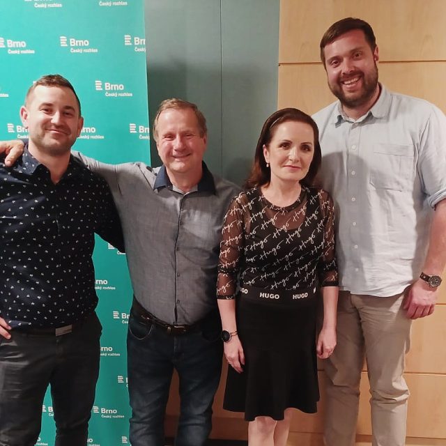 Sourozenci Baťkovi s moderátory pořady Jiřím Kokmotosem a Vítem Němečkem | foto: Jaroslav Kneisl,  Český rozhlas