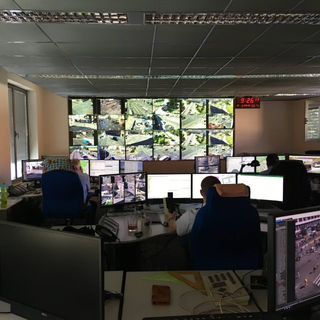 Dispečeři DPMB sledují záběry z kamer | foto: Tomáš Kremr,  Český rozhlas