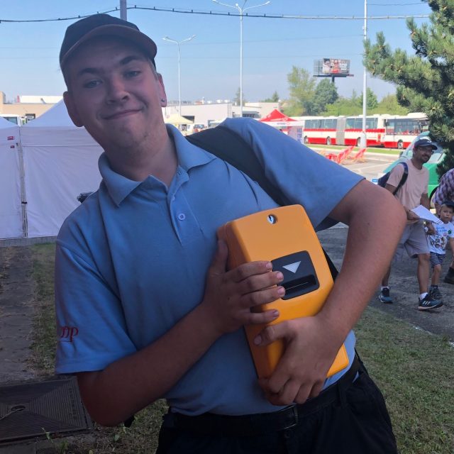 Úspěch! Jeden z nadšenců si odnáší vytoužený brněnský označovač. | foto: Vlasta Gajdošíková,  Český rozhlas Brno