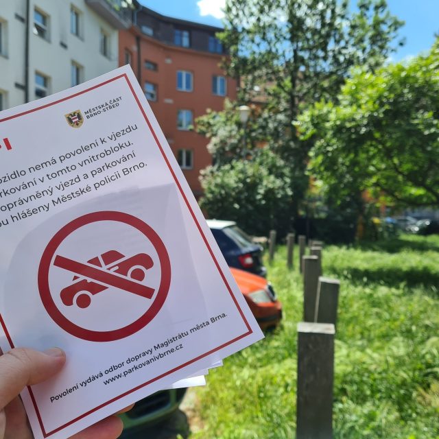Brno zpoplatnilo vjezd a parkování aut v některých vnitroblocích. Týká se to devíti míst převážně v centru | foto: Tomáš Kremr,  Český rozhlas
