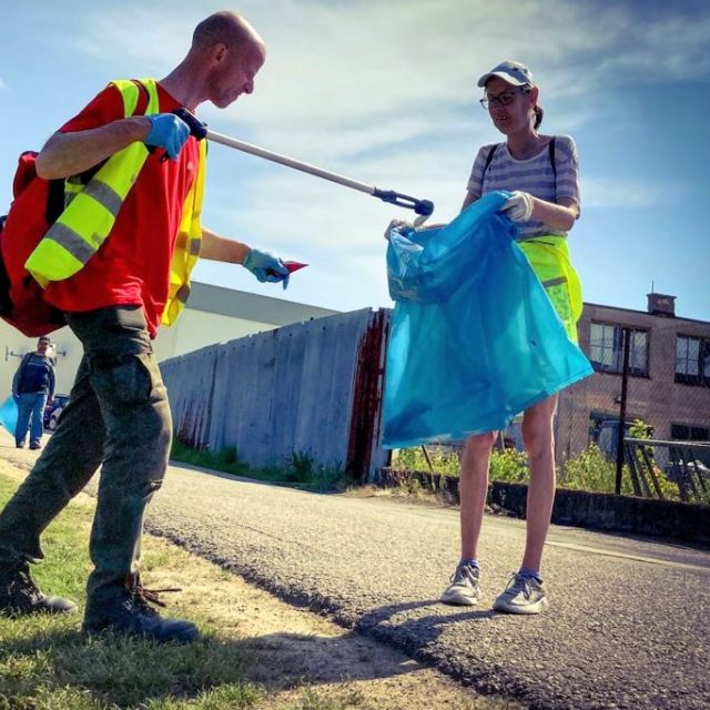 Bezdomovci pomáhají s úklidem města | foto: Jan Kopřiva,  Český rozhlas