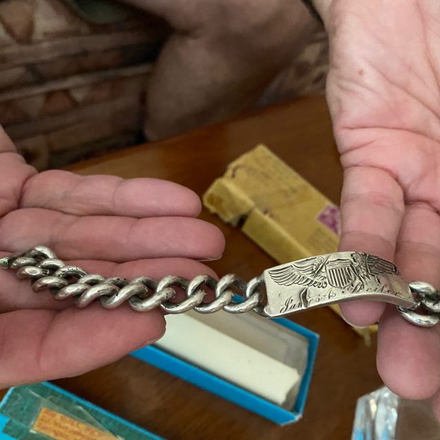 Bitva nad Bílými Karpaty 1944,  stříbrný náramek Jamese A. Weilera | foto: Karolína Wernerová,  Český rozhlas