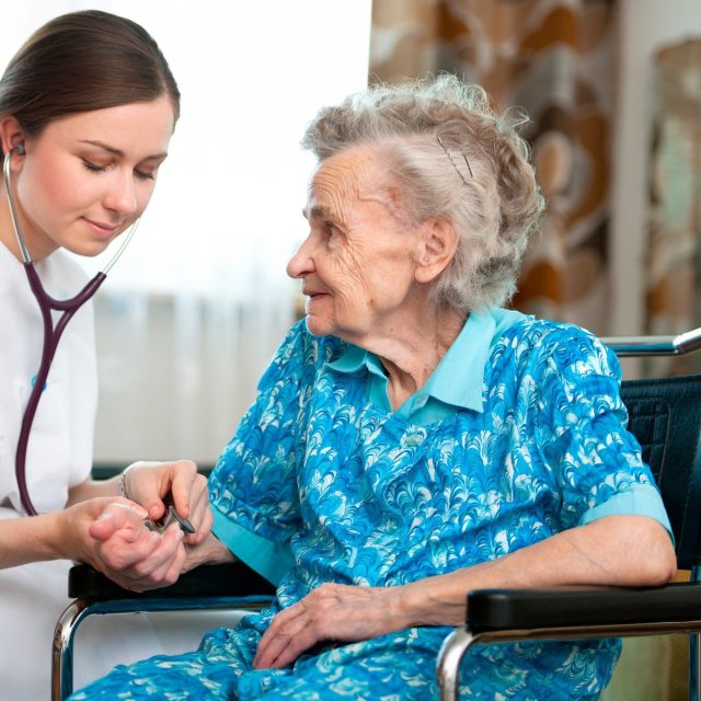 Zdravotnictví,  péče o seniory,  lékař,  lékařka,  doktor,  doktorka,  senior,  seniorka,  důchodce,  domácí péče o nemocné,  domov pro seniory,  domov důchodců  (ilustrační foto) | foto: Profimedia