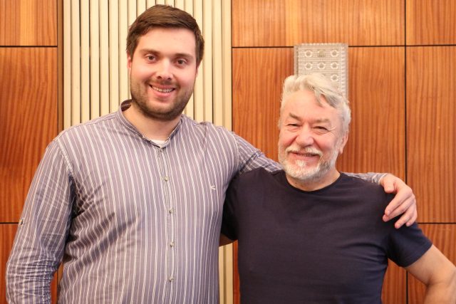 Jiří Kokmotos  (vlevo) a chiropraktik Vinci Lászlo natočili krátký seriál s užitečnými cviky. | foto: Veronika Skálová