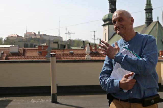 David Vávra na střeše Českého rozhlasu Brno se siluetou hradu Špilberk za zády. | foto: Veronika Skálová
