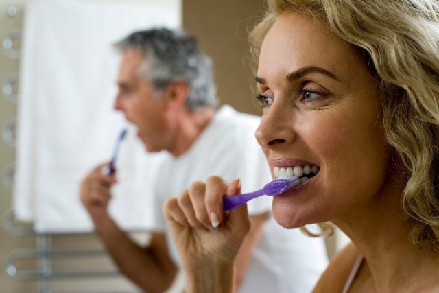 Zuby si čistíme ráno pro krásu a večer pro zdraví  (ilustrační foto) | foto: Fotobanka Profimedia