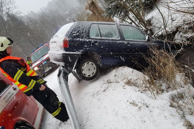 Sníh komplikoval dopravu na silnicích | foto:  HZS Královéhradeckého kraje
