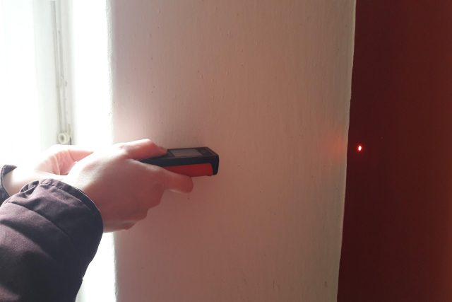 Pomocí laserového metru ověřují zaměstnanci architektonické kanceláře rozměry bytů. | foto: Tomáš Kremr,  Český rozhlas