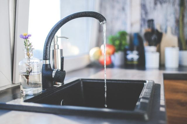 Malý tlak vody není problém jen při sprchování,  ale hlavně pro spotřebiče,  které vodu využívají - jako pračka nebo myčka. | foto: Fotobanka Pixabay,  CC0 1.0