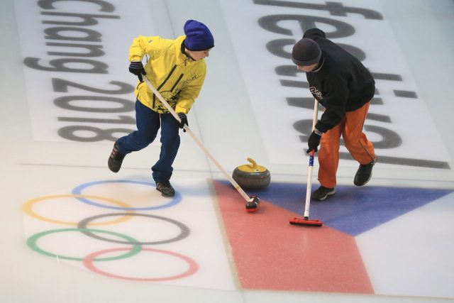 Děti si zkoušejí,  jak se hraje curling na Olympijském festivalu na brněnském výstavišti. | foto: Radek Miča/ČOV,  Český olympijský výbor