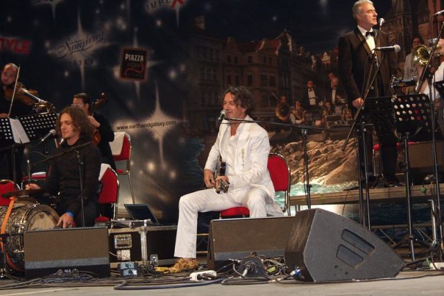 Goran Bregović a jeho Svatební a pohřební orchestr v Praze na Staroměstském náměstí | foto: Monika Puchingerová