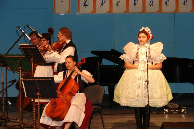 Vystoupení BROLNu na koncertě vítězů soutěže Slávik – Zpěváček 2011,  zpívá Kamila Šošovičková | foto: Milan Zelinka