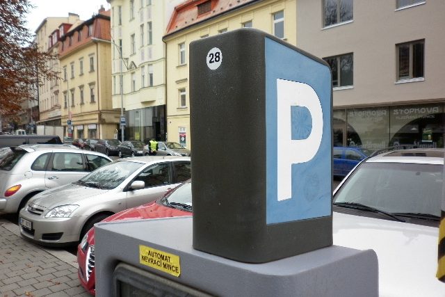 Ani zvýšení parkovného v centru na dvojnásobek řidiče neodrazuje od parkování na ulici. | foto: Vladan Dokoupil