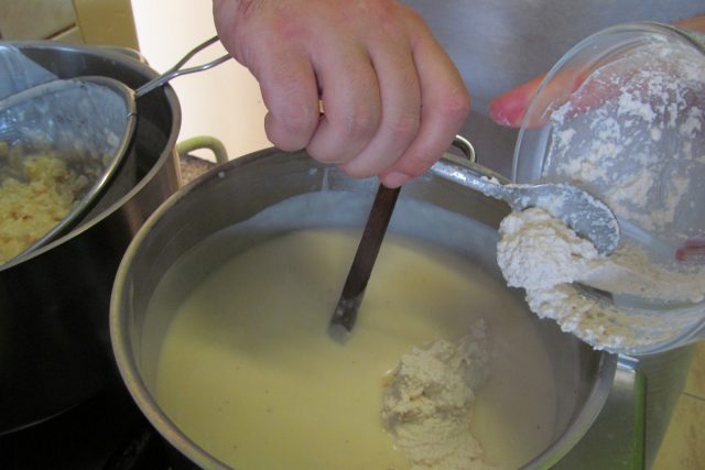 Příprava křenové omáčky  (ilustrační foto) | foto: Ivana Šuláková,  Český rozhlas