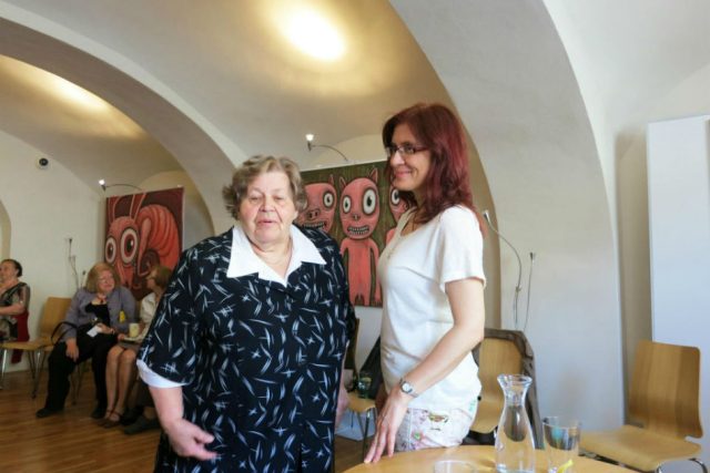 Alena Blažejovská s Vlastou Urbánkovou v Muzeu města Tišnova | foto: Petr Veselý