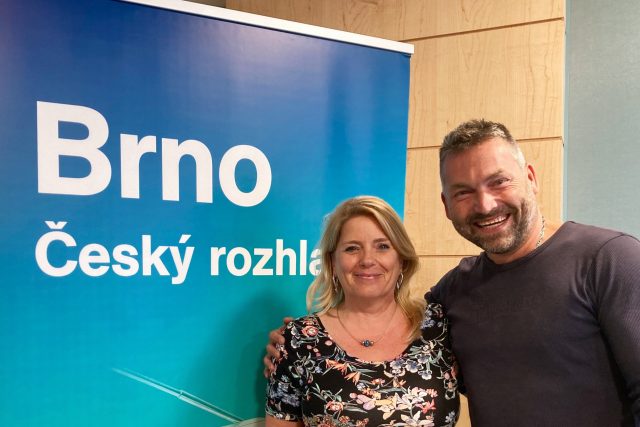 Honza Drobný s moderátorkou Janou Kobylinskou ve studiu Českého rozhlasu Brno | foto: Český rozhlas Brno
