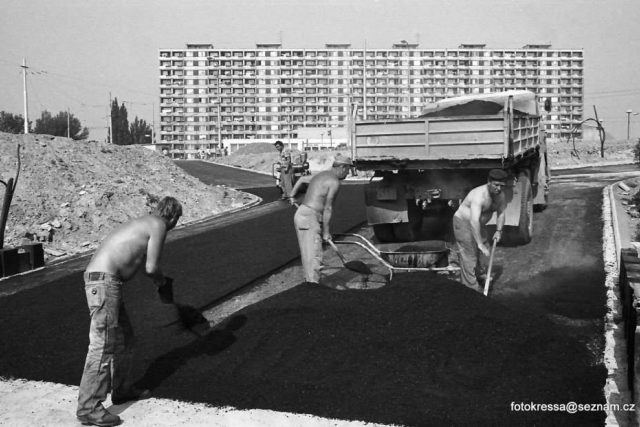Rok 1989 - období,  kdy ještě novotou zářilo sídliště kolem Staré osady. Pro připomínku,  na současnou smyčku jezdí tramvaje od roku 1985. | foto: František Kressa