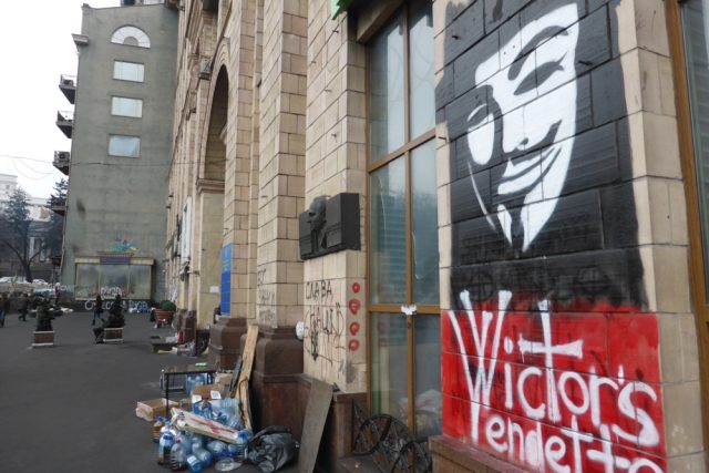 Ukrajina,  Kyjev,  25. února 2014. Na zdi portrét Guy Fawkese,  jehož masku používá hnutí Anonymous | foto: Martin Dorazín,  Český rozhlas