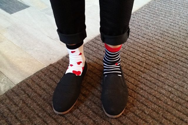 Světový den Downova syndromu má tradiční symbol - nesourodý pár ponožek,  který ukazuje příčinu tohoto celoživotního onemocnění | foto: Martin Knitl,  Český rozhlas