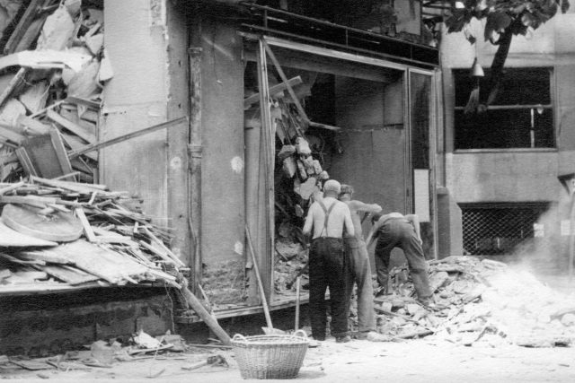 Odklízení trosek obchodního domu Prokop a Čáp v létě 1945 | foto: Vojenský historický ústav