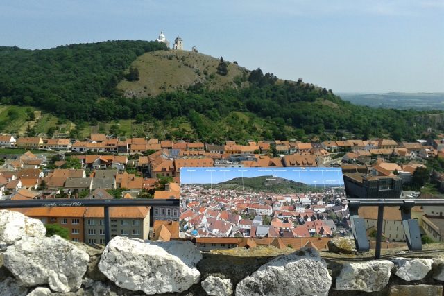 Z vrcholu věže se mohou turisté pokochat i sousedním Svatým kopečkem | foto: Hana Ondryášová,  Český rozhlas