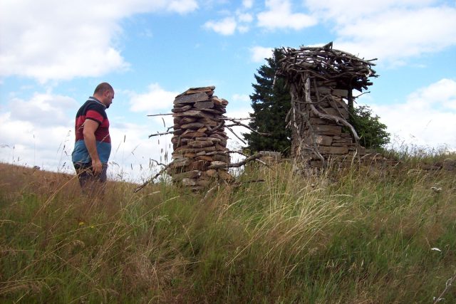 Podařilo se mi dát dohromady skvělou partu. Když 10 chlapů vezme za práci,  je to jako geologická síla,  popisuje Petr Mikšíček opravu osady Königsmühle | foto: Stanislava Brádlová,  Český rozhlas