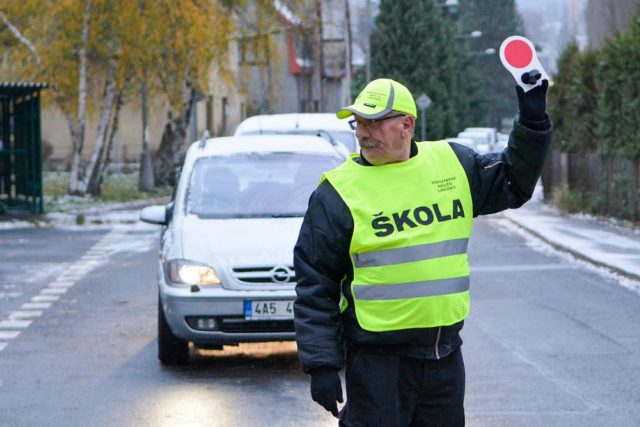 Senioři pomáhají libereckým policistům bezpečně převádět děti přes přechod | foto: Jan Král,  Město Liberec
