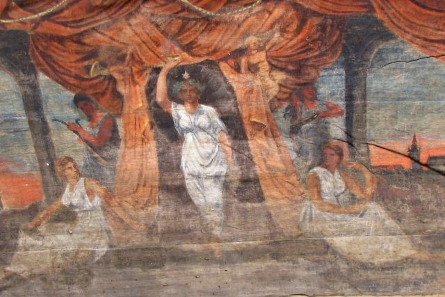 Opona,  kterou pro sokolské ochotníky z Doubravice namaloval Alfons Mucha | foto: Muzeum Boskovicka