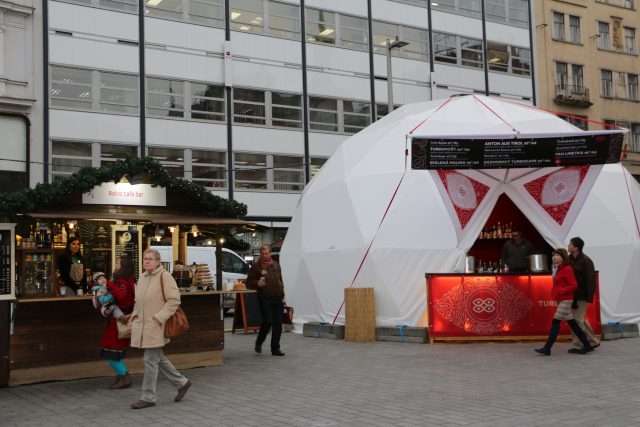 Vánoční trhy v Brně na náměstí Svobody 2016: zimní bar v bílé bublině | foto: Veronika Skálová