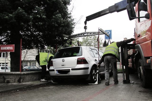 Nově odtahový vůz při blokovém čištění auto jen nadzvedne nebo přesune do vedlejší ulice a pak vrátí zpět. | foto: Olga Štrejbarová