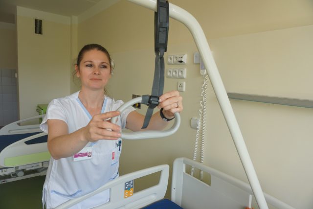 Zdravotní sestra na kardiologickém oddělení.  (Ilustrační foto) | foto:  Karlovarský kraj