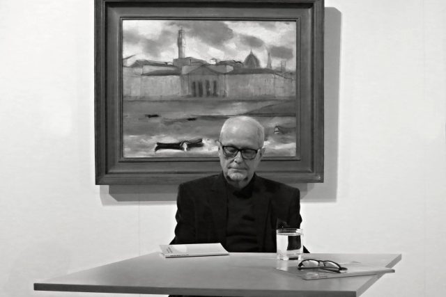 Pavel Švanda čte ze sbírky Mudrc bělmem v Krajské galerii výtvarného  umění ve Zlíně. | foto: Petr Veselý