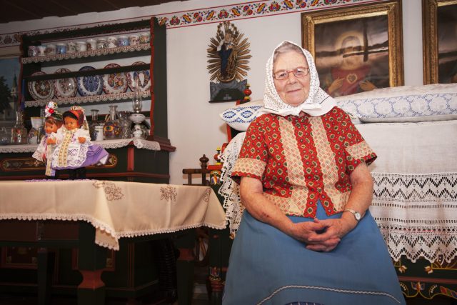 Fotografka Liba Taylor se zaměřila na babičky,  pro které je kroj denním oblečením. Fotila je při práci i doma. | foto: Liba Taylor