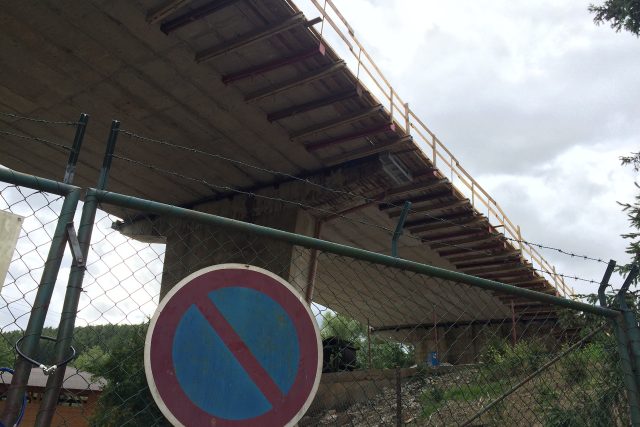 Most byl zcela uzavřen už loni v létě,  teď bude objížďka platit až do konce roku. | foto: Tomáš Jelen
