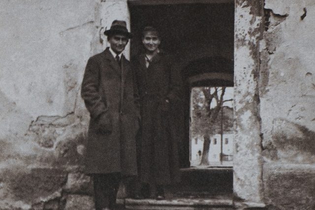 Franz Kafka a jeho sestra Ottla na dvoře rodinného statku v Siřemi | foto: Galerie Franze Kafky v Siřemi