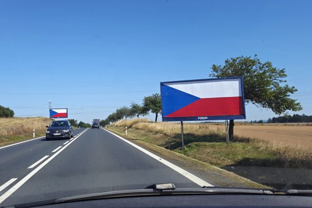 Billboardy u hlavních silničních tahů v Česku zakazuje nový zákon,  přesto nezmizely | foto: Lukáš Milota,  Český rozhlas