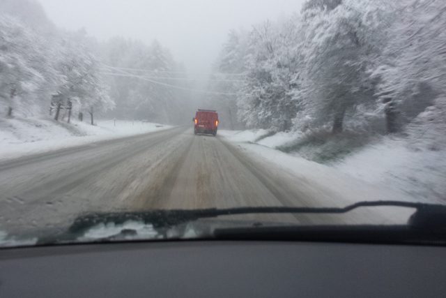 Při silném sněžení po chvíli ani nepoznáte,  že silnici protáhl sypač. | foto: Tomáš Fránek,  Český rozhlas